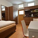 Elisabeth - & *